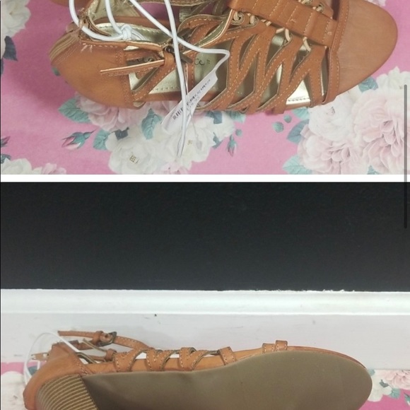 Altar'd State brown block heel peep toe sandels 9 - Picture 3 of 3